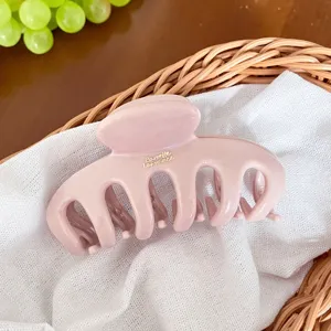 Pince à cheveux poulpe texture crème style français élégant accessoire cheveux rose détail
