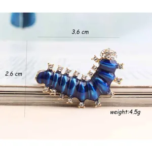 Detail van blauwe emaille rups broche, sprankelende strass stenen, prachtig insecten accessoire.