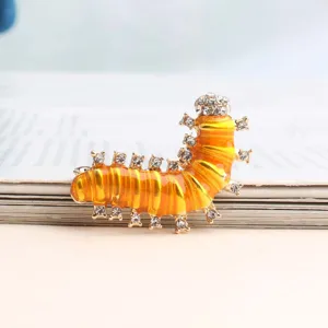 Close-up detail van de creatieve rups strass olieverf broche, sprankelende kristallen details.