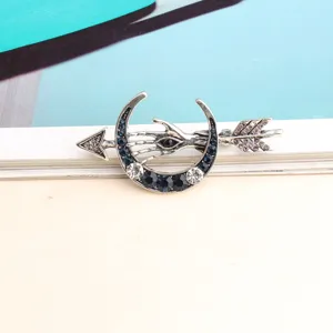 Retro crescent moon arrow brooch with crystal eyes, stylish lapel pin for suits and fashion daily wear