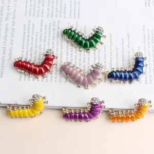 Gedetailleerd overzicht van kleurrijke strass rups broche, creatieve insecten sieraden.