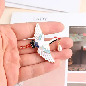 Prachtige geëmailleerde vliegende kraanvogel broche met perle, elegante Chinese stijl accessoire.