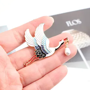 Prachtige vliegende kraanvogel emaillen broche met parelhanger, elegante kledingaccessoire.