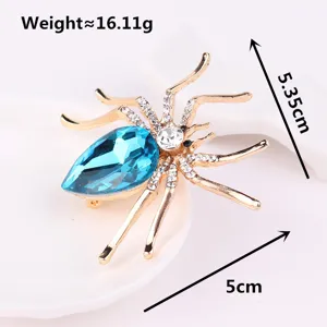 Prachtige kristallen spinnen broche met blauwe druppelsteen en glanzende strass steentjes.