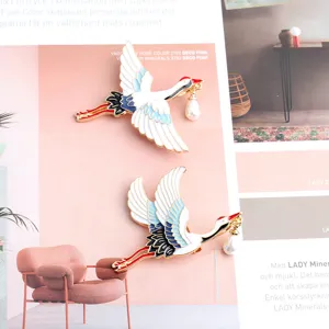 Elegante vliegende kraanvogel broche met parelhanger, Chinese stijl emaillen sieraden.