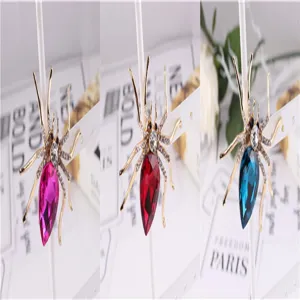 Spinnen broche detailweergave met kristallen druppelstenen en fonkelende strass steentjes.
