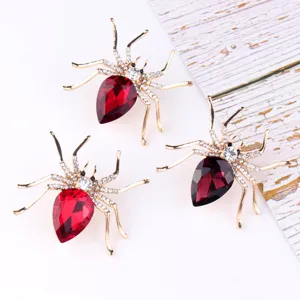 Modieuze strass spinnenbroche met rode kristallen, elegante insecten reversspeld sieraden.