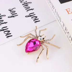 Prachtige kristallen spinnenbroche speld in goudkleur met prachtige roze strass sieraden