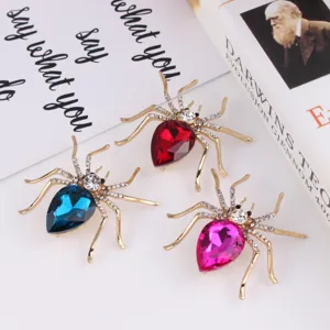 Kristalen spinnenbroche met fonkelende strass-steentjes en kleurrijk edelsteen lichaam, insect.