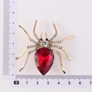 Detail van prachtige spinnen strass broche met rode steen, gouden insect sieraden.