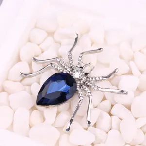 Modieuze blauwe kristallen spinnenbroche met sprankelende strass-steentjes voor dames.