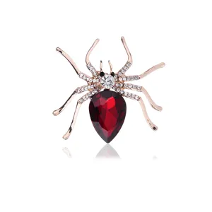 Prachtige strass spinnenbroche met rode edelsteen, elegant rosé goud insectensieraad.