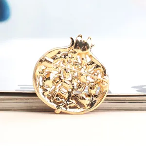 Spilla melograno tono oro dettaglio retro, elegante accessorio di moda in metallo.