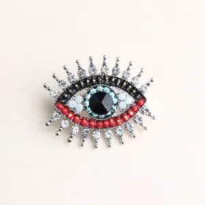 Dettagliato primo piano di una splendida spilla vintage malocchio con strass scintillanti.
