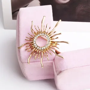 Spilla Vintage Minimalista Sun God in Lega di Zinco Sunburst con Strass Spilla per Donna Uomo Accessori per Abiti Gioielli di Moda