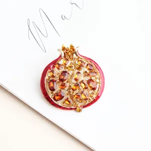 Spilla melograno con smalto rosso e strass ambrati accessorio elegante per cappotti da donna