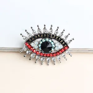 Vista dettagliata spilla malocchio, spilla in lega con strass di modo per uso quotidiano.