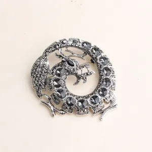 Detailansicht der Vintage Drachen Kristall Brosche, antikes Silber Legierung Anstecknadel.