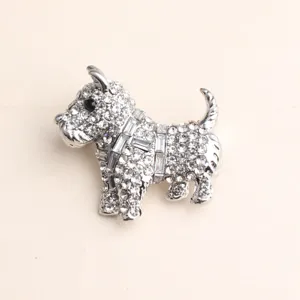 Detaillierte Nahaufnahme der glitzernden Kristall schottischen Terrier Hund Brosche, Silber.