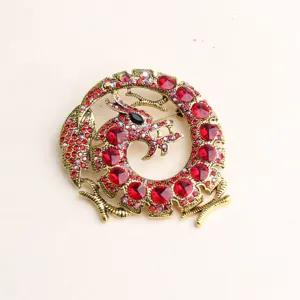 Antike Drachen Strass Brosche, goldfarbenes Metall mit roten funkelnden Kristallen Detail.