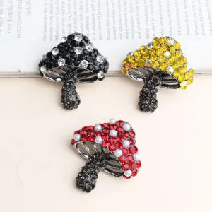 Gedetailleerd overzicht strass paddestoel broche legering mode jas accessoires sieraden.