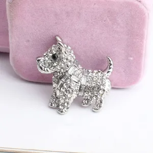 Glänzende Strass besetzte süße Hunde Brosche Detailansicht, funkelndes Kristall Mode Accessoire.