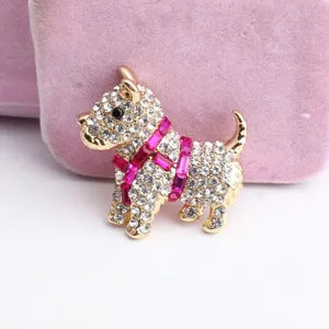 Detailaufnahme der Strass Hund Brosche mit glitzernden Kristallen fuer Damen Mode Schmuck.