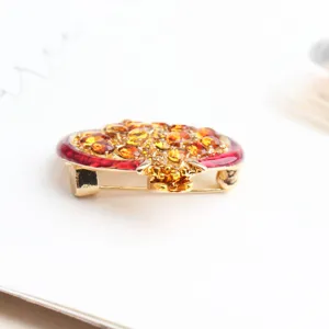 Spilla melograno cristallo strass smalto rosso tono oro accessorio cappotto dettaglio