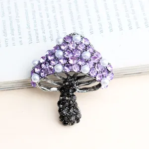 Prachtig paddestoel strass broche detail, paarse kristallen en parels voor stijlvolle jassen.
