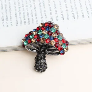 Close-up van een prachtige strass paddenstoel broche, gedetailleerde meerkleurige kristallen.
