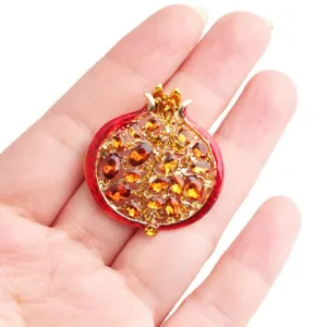 Spilla a melograno in cristallo rosso, elegante accessorio moda di nicchia per cappotti.