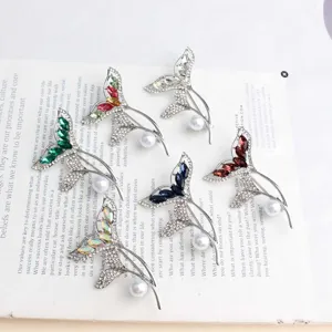 Elegant pearl crystal fish tail brooch pin, versatile fashion design jewelry accessory.