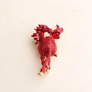 Exquisite rote Strass Pferd Brosche vergoldet Metall Mode Reversnadel Schmuck Zubehör