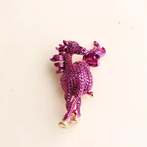 Exquisite rosa Strass geflügelte Pferd Brosche, elegante Luxus Metall Anstecknadel.