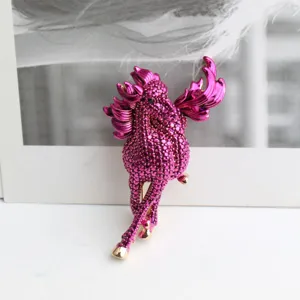 Wunderschöne pinke geflügelte Pferde-Brosche, metallische Strass-Anstecknadel für Damen.
