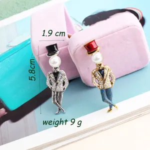 Gros plan détaillé de la broche élégante de gentleman avec tête de perle et strass étincelants.