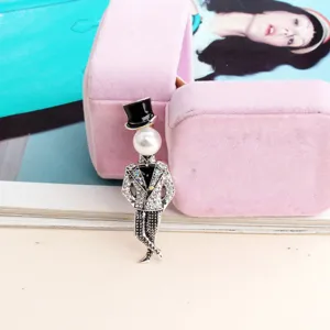 Broche de gentleman exquise avec tête de perle, chapeau haut de forme et strass.