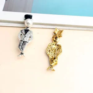 Vue détaillée d'une broche en forme de gentleman avec strass à l'avant et épingle à l'arrière.