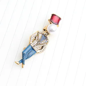 Superbe broche exquise de gentleman avec tête de perle et veste en strass étincelante.