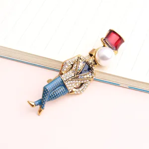 Vue rapprochée détaillée de l'élégante broche gentleman ornée de strass étincelants et perle.