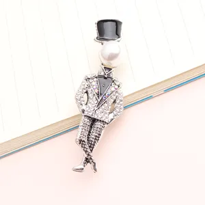 Détail de la broche de gentleman en strass avec cristaux scintillants, tête de perle et émail.