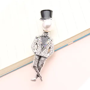 Gros plan détaillé de la superbe broche de gentleman en strass avec tête de perle.