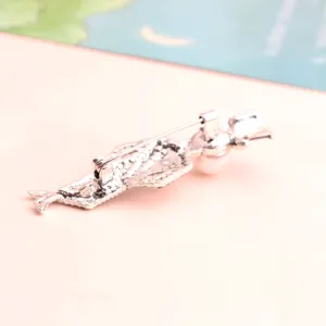 Vue détaillée d'une broche perle en alliage élégante avec fermoir épingle sécurisé.