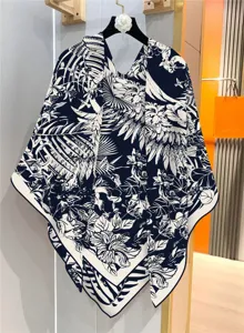 Nahaufnahme des eleganten schwarz-weißen Dschungel-Seidentuchs mit feinen Pflanzenmustern.