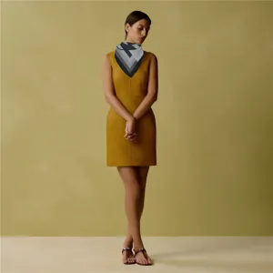 Detailansicht des geometrisch gemusterten Seidenschals am Modell, Winter Mode Accessoire.
