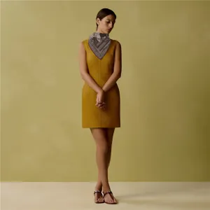 Detailansicht des elegant gemusterten Seidenschals, stilvoll getragen zum Outfit.
