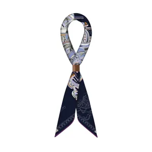 Luxus Seiden Twilly Schal mit elegantem Kutschen und Ketten Muster, ideales Hals oder Tasche.