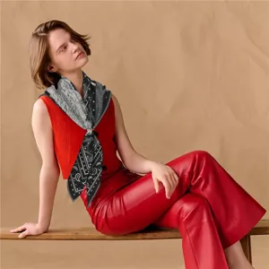 Damen 90cm quadratischer Schal mit Wolf und Pferd Motiv, stilvolles Accessoire für den Winter.