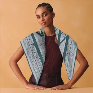 Detailansicht des luxuriösen Damen Seidenstil Quadruppeltuchs mit Wolf und Pferd Motiv.