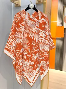 Detailansicht des orange-weißen botanischen Dschungel-Drucks Seiden-Gefühl Quadrate Schal.